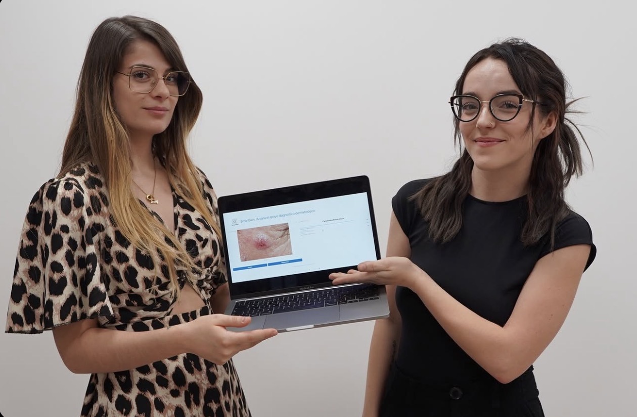 Andrea y su compañera presentando SmartSkin